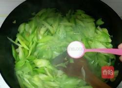 蒜香尖椒炒西芹的做法图解2