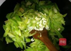蒜香尖椒炒西芹的做法图解6