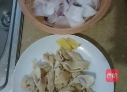 洋葱炒大肠的做法图解1