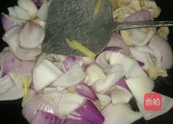 洋葱炒大肠的做法图解3
