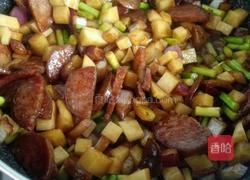 土豆腊肠焖饭的做法图解5