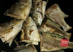蒜苗焖鱼的做法图解2