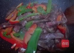 青红椒炒香肠的做法图解9