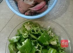 辣椒炒猪肝的做法图解1