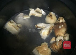 野生大花菇煲排骨汤的做法图解3