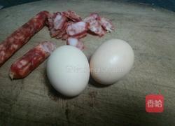 香肠鸡蛋饭的做法图解1