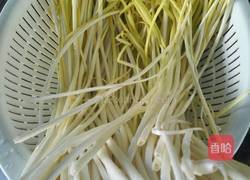 蒜黄炒肉的做法图解1