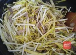 蒜黄炒肉的做法图解11