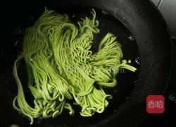 绿色炒面的做法图解7