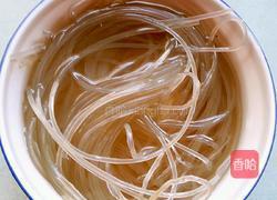 猪肉酸菜炖粉条的做法图解1