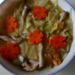 菌菇鲜蔬玉米面片的做法[图]