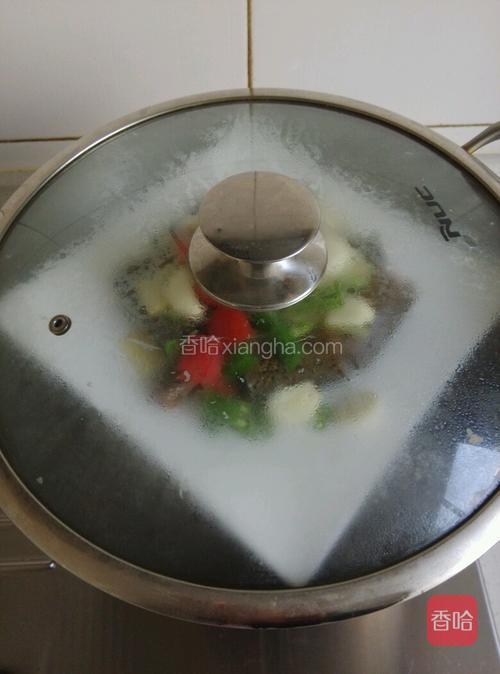放入烧开的锅中，大火蒸十分钟