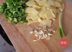 青椒炒土豆片的做法图解1