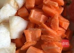 胡萝卜雪梨汁的做法图解1
