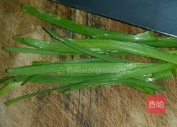 韭菜末炒鸡蛋的做法图解1