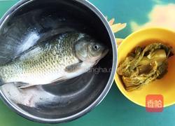 酸菜烧鲫鱼的做法图解1