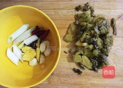 酸菜烧鲫鱼的做法图解2