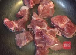 龙骨玉米红萝卜汤的做法图解1