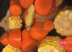 龙骨玉米红萝卜汤的做法图解4