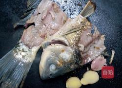 白芍红萝卜鲫鱼汤的做法图解2