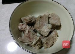 莲藕脊骨汤的做法图解2