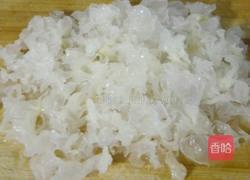 银耳莲子汤的做法图解2