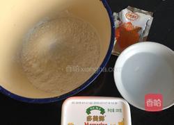 鸡蛋黄油小面包的做法图解1