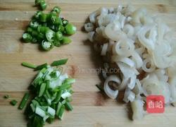 泡菜炒猪皮的做法图解2