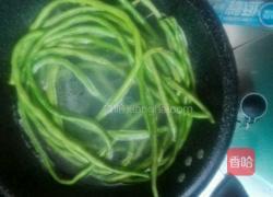 豇豆香菇蒸肉的做法图解1