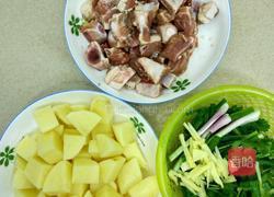 排骨焖土豆的做法图解1