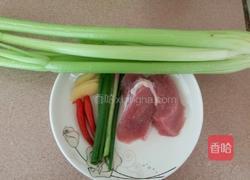 西芹炒肉的做法图解1