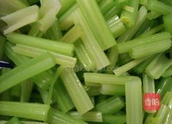 西芹花生的做法图解4