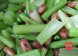 西芹花生的做法图解5