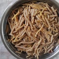 土豆丝炒莜面的做法[图]