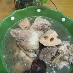莲藕红枣猪骨汤的做法[图]