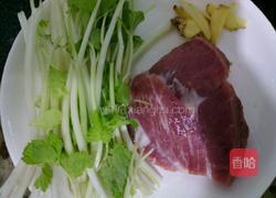 芹菜小炒肉的做法图解1