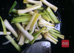 大蒜炒腊肉的做法图解8