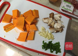 香菇肉沫拌南瓜的做法图解1