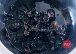 木耳炒龙豆的做法图解1