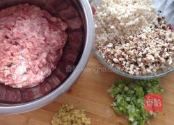 双菇鲜肉黄金饺的做法图解1