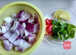 洋葱炒肥肠的做法图解2