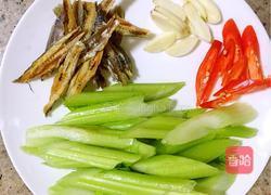 西芹炒方鱼的做法图解1
