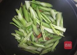 西芹炒方鱼的做法图解3