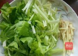 芹菜炒鸡肉的做法图解2