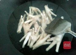 当归红枣枸杞鸡脚汤的做法图解3