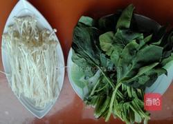 芝麻蚝油拌金针蘑菠菜的做法图解1