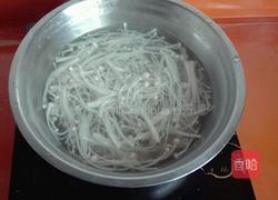 芝麻蚝油拌金针蘑菠菜的做法图解2