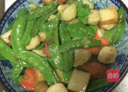 荷兰豆炒鱼丸的做法图解4