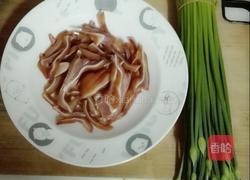 猪耳朵炒韭菜花的做法图解1