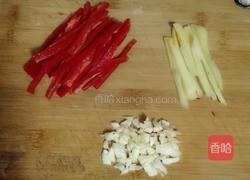 猪耳朵炒韭菜花的做法图解2